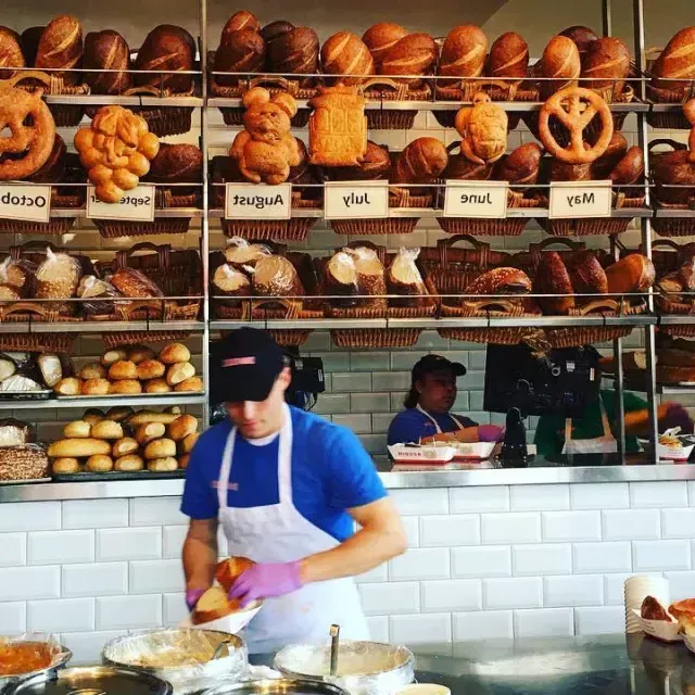 I panettieri producono il pane a lievitazione naturale alla Boudin Bakery di 威尼斯人官网平台app.